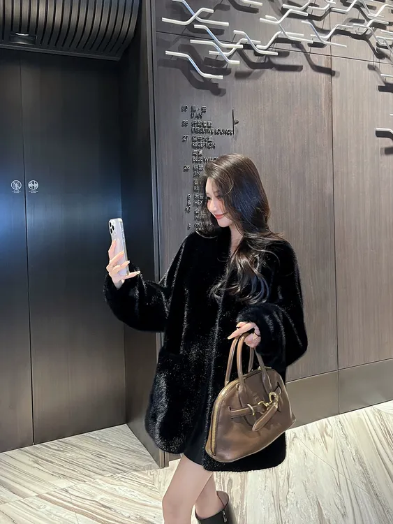 2025/Nuo柔雾貂霜色V领腰带环保毛毛女款冬季大衣百搭高级感轻奢