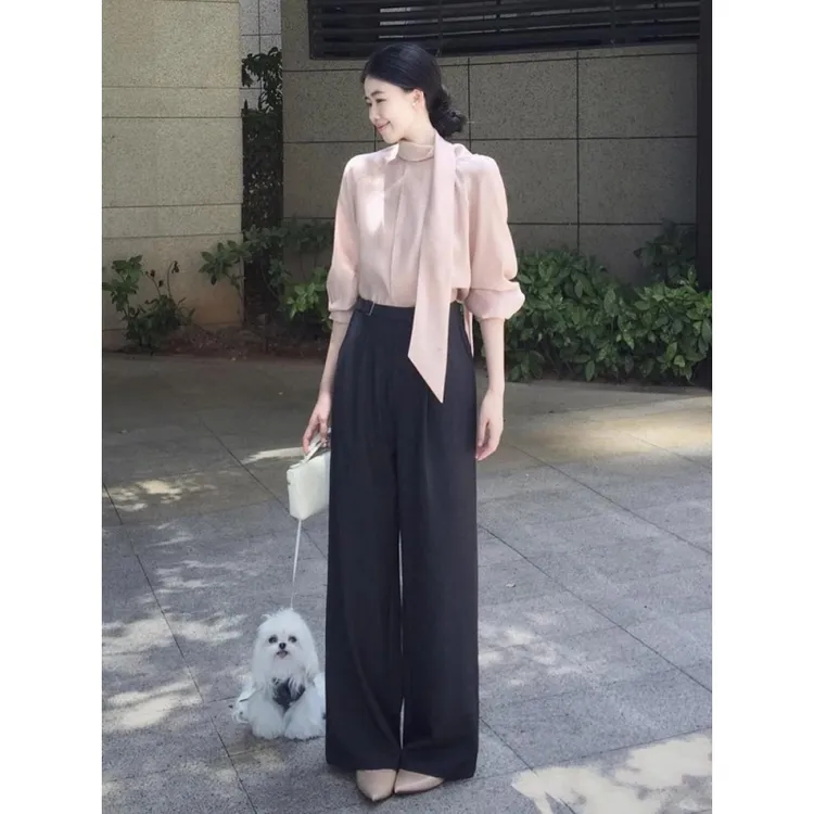 清爽通勤穿搭黑色裤子超好看上衣气质高级粉色飘带衬衫女早秋套装