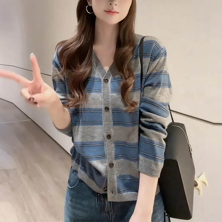复古慵懒风宽松别致开衫女2025秋新款洋气减龄条纹V领针织衫上衣