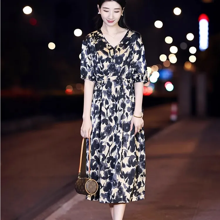 夏季新款气质显瘦碎花连衣裙女高端大码宽松遮肚子收腰中长款裙子