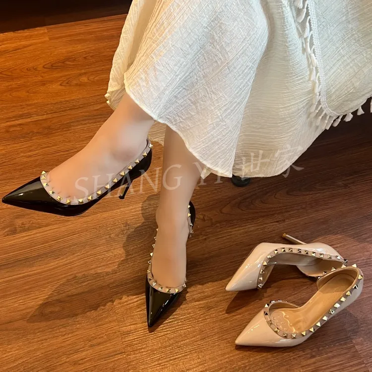 铆钉尖头时尚细跟高跟鞋女2025侧空法式性感气质漆皮裸色高跟单鞋