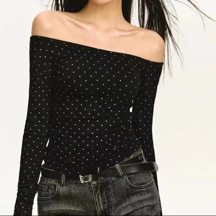 YIDENG法式赫本风小衫辣妹风斜肩长袖内搭打底衫恤装春季新款修身