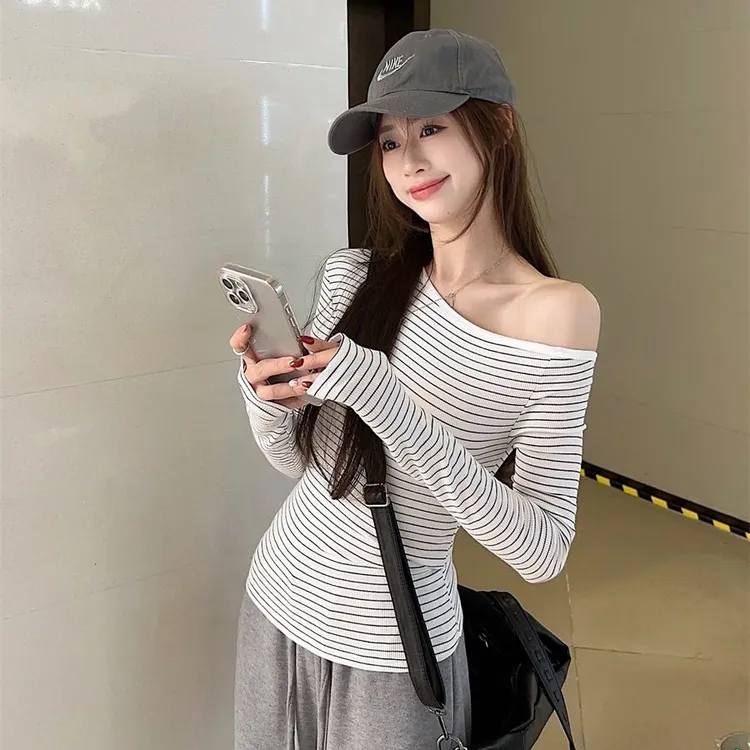 斜肩露肩条纹长袖T恤女2025春季新款辣妹内搭打底衫修身显瘦上衣