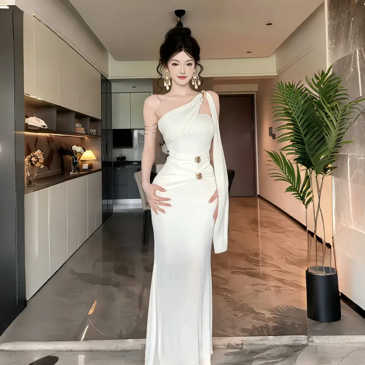 法式轻奢白色露肩抹胸连衣裙夏季新款修身生日宴会礼服包臀长裙