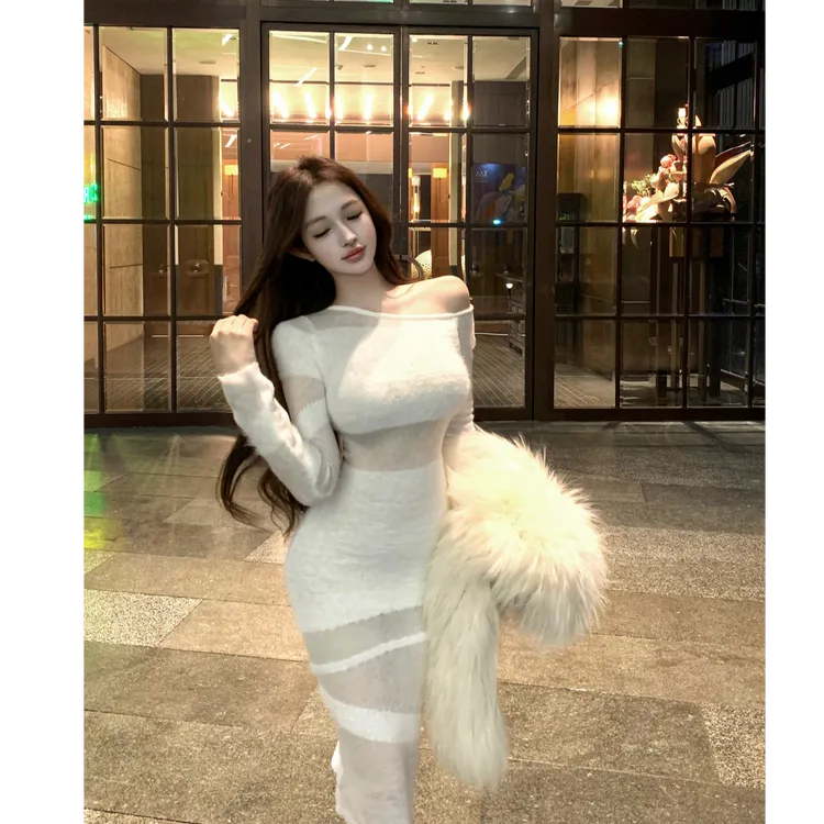 2025秋冬新款一字肩连衣裙白色修身保暖套头针织裙显瘦收腰裙子