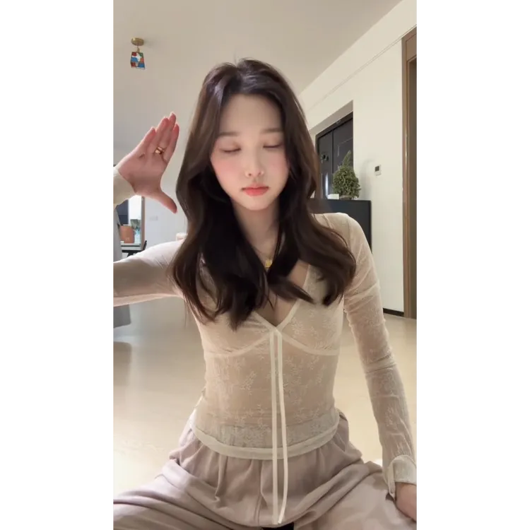 春季新款时尚辣妹风复古设计感小众V领蝴蝶结蕾丝衫长裤显瘦套装