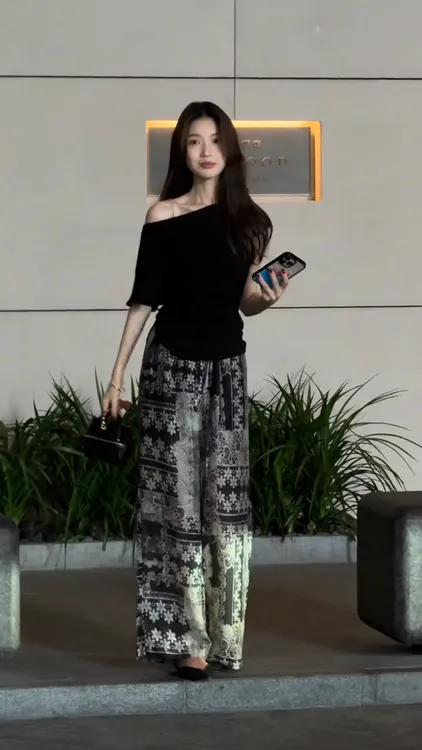 2025夏季设计感斜肩收腰显瘦短袖T恤女复古印花高腰休闲裤两件套