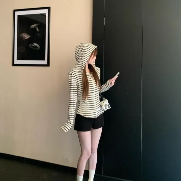 慵懒风秋季2025新款INS风韩版百搭条纹休闲连帽拉链上衣短外套女