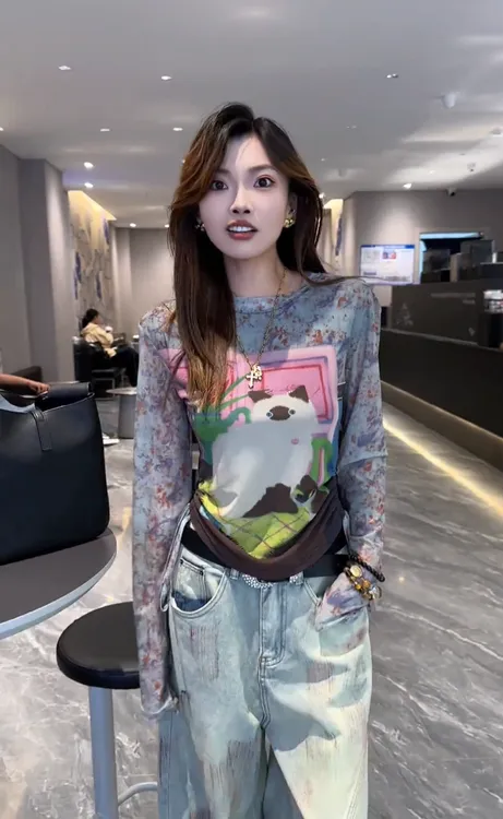 欧货2025早秋新款时髦洋气减龄卡通印花收腰显瘦抽绳圆领长袖T恤