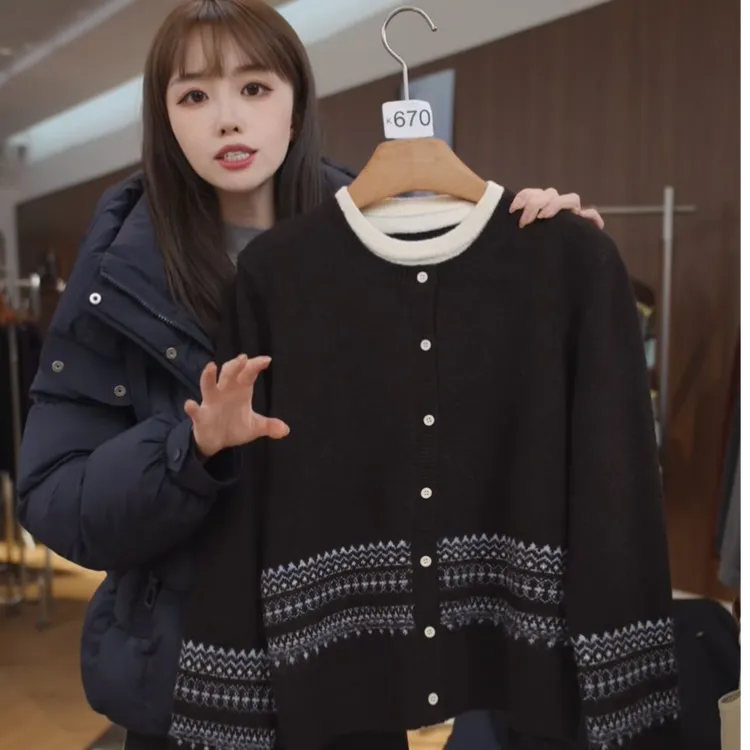 YANXUAN  时尚百搭秋冬休闲宽松圆领费尔岛巧克力撞杏色开衫 171S