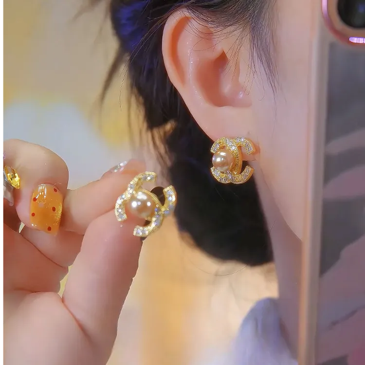 铜合金仿珍珠耳饰 2025新款耳环香槟色珠珠字母设计感精致小耳钉