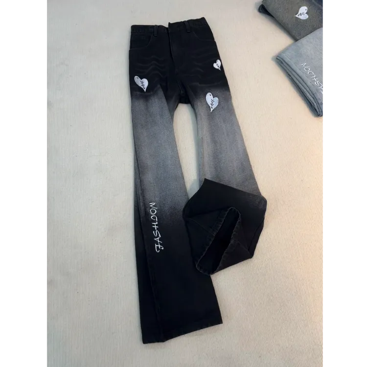 万针刺绣渐变黑牛仔裤男秋冬裤腿字母爱心微喇裤高街vibe痞帅裤子
