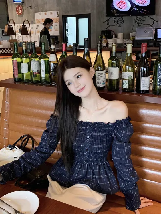 甜辣妹风一字肩长袖减龄衬衫女春季收腰显瘦格子短款上衣