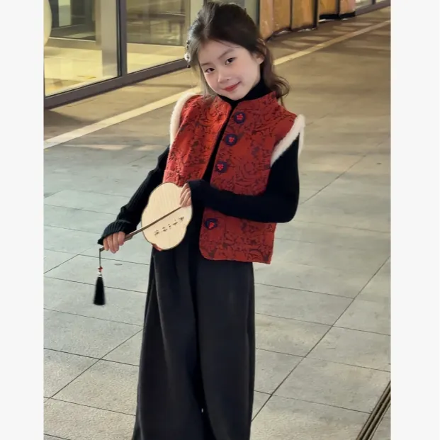 女童2025新款儿童秋冬季中式韩版新年浮雕刺绣马甲毛衣加绒裤套装