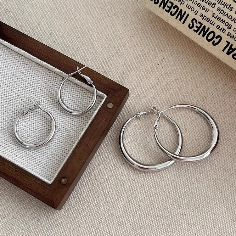 铜合金耳饰 银色素圈耳环女新款简约高级感耳圈时尚冷淡风耳饰潮