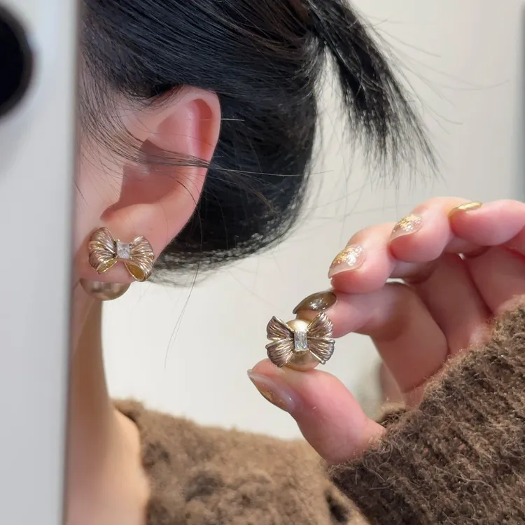 铜合金耳饰 一款多戴法式轻奢蝴蝶结珠珠耳钉女秋冬复古耳环耳饰