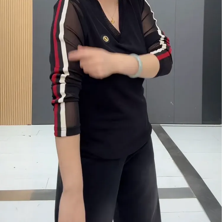 春季新款V领气质压条莎袖百搭减龄显瘦上衣休闲时尚洋气网红打底