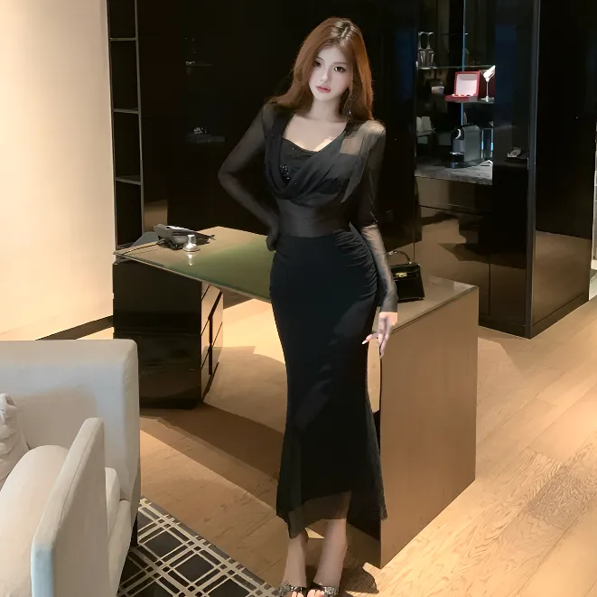 性感纯欲高级感荡领抹胸连衣裙女秋季新款修身显瘦带胸垫包臀长裙