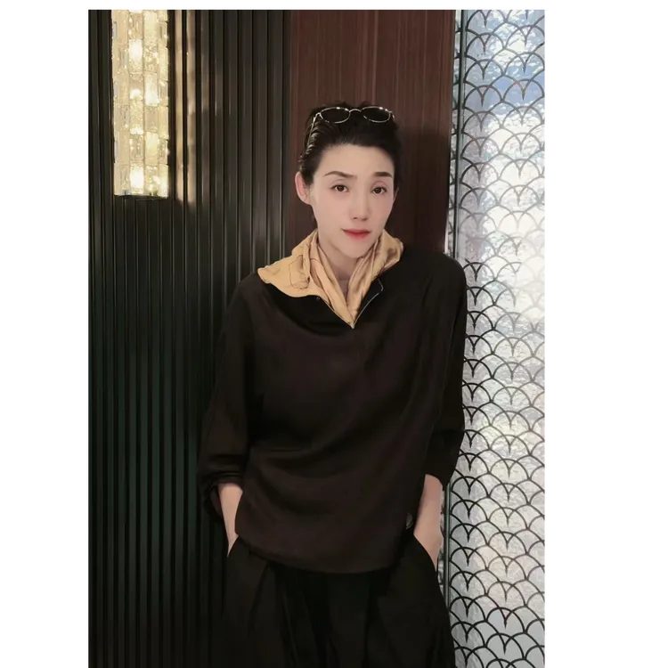 16姆米真丝素绉缎   线条勾画 玫瑰提花 丝巾WJ0111