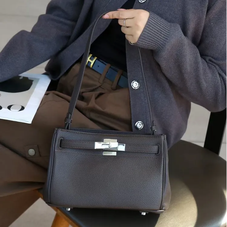 2025新款秋冬高级感真皮小方包腋下包斜挎头层牛皮百搭单肩斜跨包