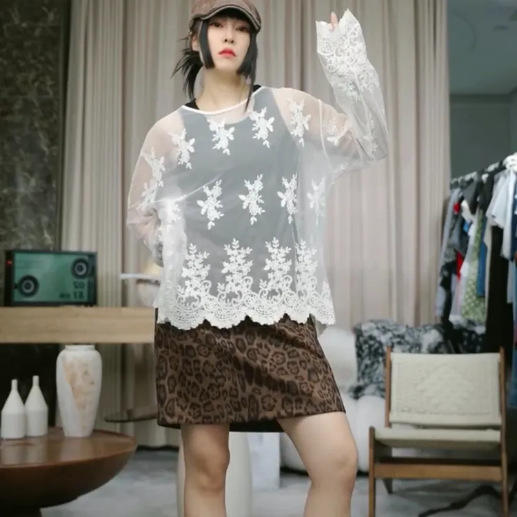 infobyfive2025早秋新款二代扩版蕾丝花朵长袖圆领打底衫2DK3002