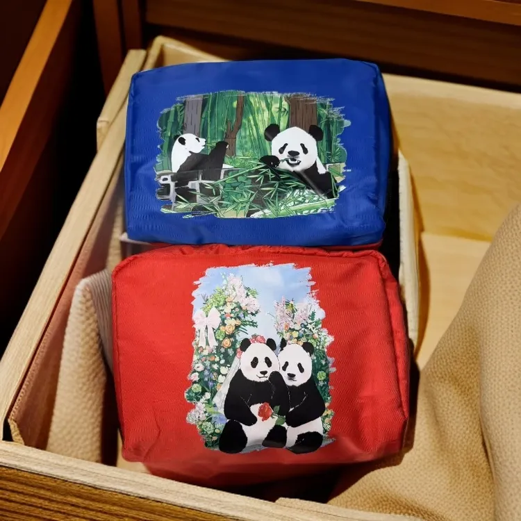 清仓！不退不换！手绘大熊猫图案经典蓝红色化妆包