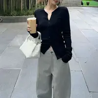 早秋高级感修身短款毛衣外套