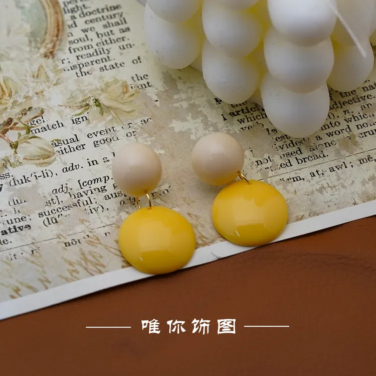 铜合金亚克力耳饰 多巴胺糖果黄白撞色圆球耳钉新款小众耳环E0259