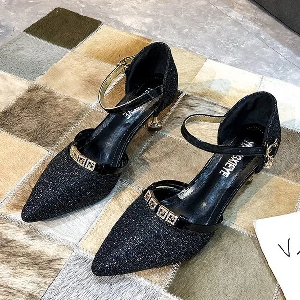 凉鞋一字式扣带脚环绑带包头中跟酒杯跟新款凉鞋女包头韩版仙女风