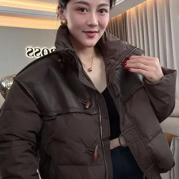 【耿老板6011#P】皮拼羊角扣设计精致短款显高面包服女羽绒服