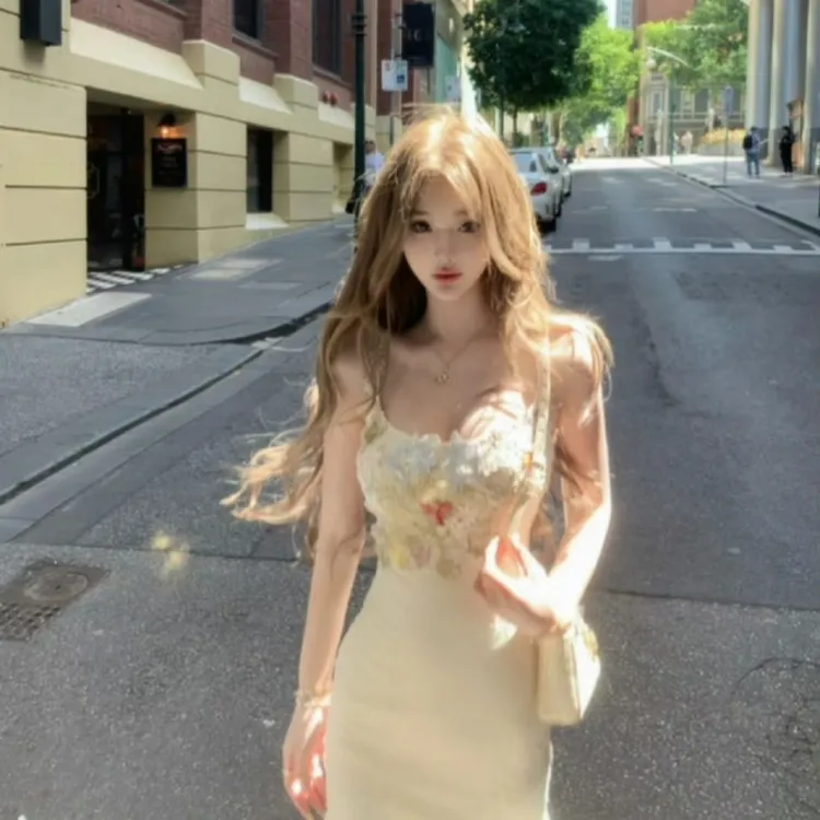 法式气质女神2025春季新款度假风性感U领花朵设计修身显瘦连衣裙