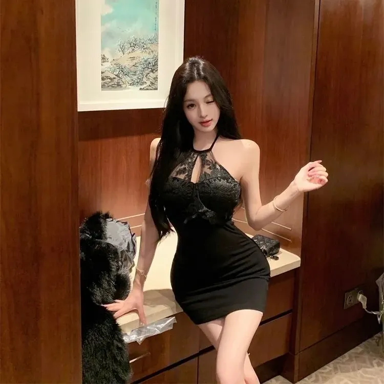 气质名媛小心机镂空蕾丝挂脖纯欲性感无袖露背显瘦打底短款连衣裙