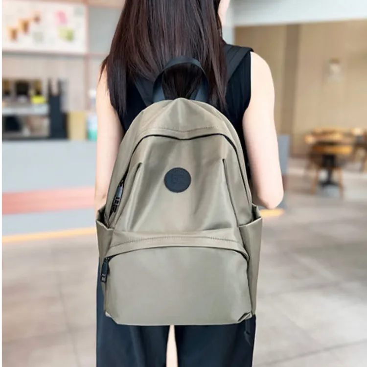 大容量旅行双肩包女新款防水轻便百搭通勤双背包电脑包大学生书包