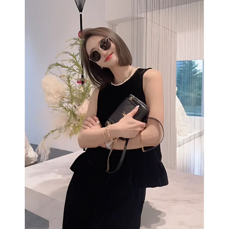 熙薇【掌上明珠】2025夏季显瘦气质新款精品丝绒珍珠马甲上衣H3193