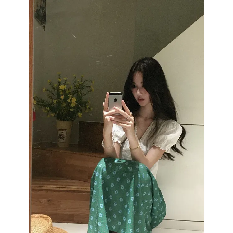 法式复古V领泡泡袖白色短款上衣女+碎花绿色鱼尾半身裙两件套装