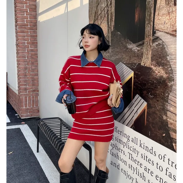 设计感可拆卸牛仔领红色针织显瘦套装秋冬新款条纹毛衣短裙两件套