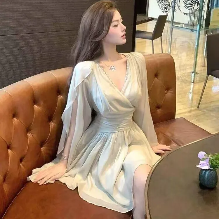 海边度假性感V领连衣裙夏季新款收腰雪纺裙高级感纯欲风法式短裙