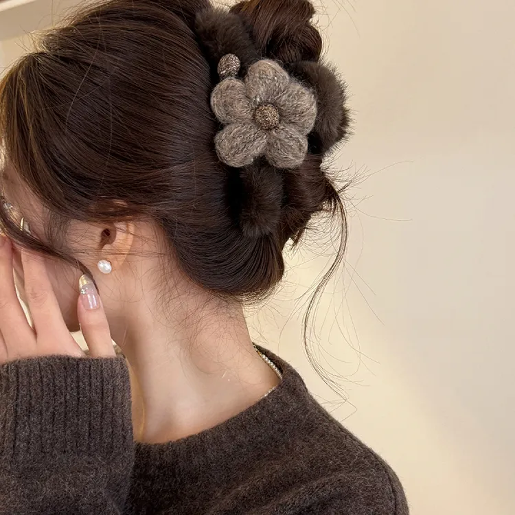 毛绒花朵大号抓夹女2025新款高级感鲨鱼夹秋冬后脑勺发抓夹子头饰