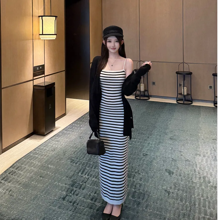 性感辣妹条纹吊带连衣裙气质显瘦洋气休闲百搭宽松开衫外穿两件套