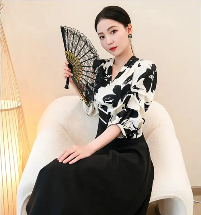 A2025气质茶歇法式赫本风小黑裙子春夏V领连衣裙女D0911