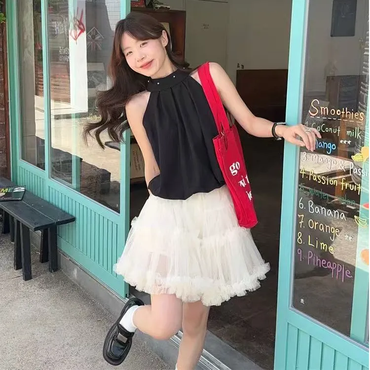 韩系时尚穿搭黑色钉珠挂脖露肩吊带上衣配显瘦可爱蓬蓬裙两件套女