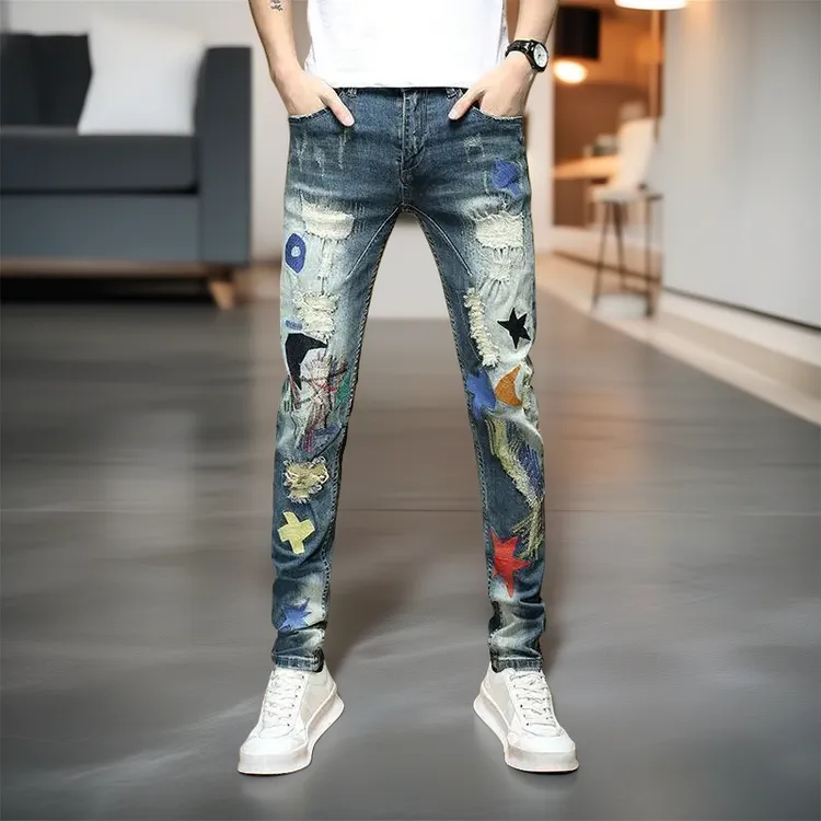INS刺绣潮牌破洞印花牛仔裤男2025年新款春夏潮流修身九分小脚裤