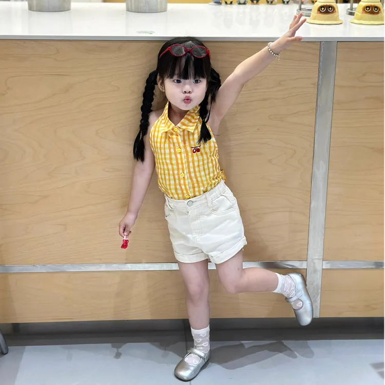 小思家女童2025夏季时髦港风复古格子挂脖上衣高腰牛仔短裤套装
