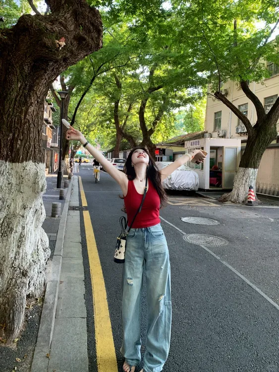 2025夏季新款韩系穿搭一整套女红色背心上衣搭配牛仔裤时尚两件套