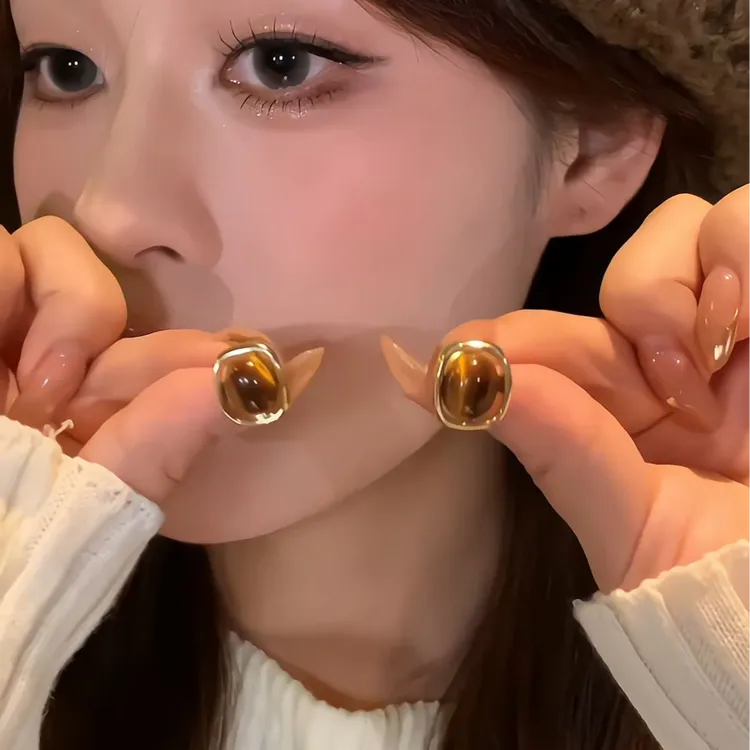 合金耳饰 ZHENWEI/甄薇  法式复古琥珀色耳钉女小众高级感耳饰女