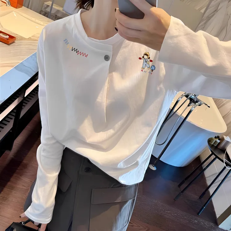 2025秋冬季爆款设计感白色纽扣正肩长袖T恤女宽松休闲打底衫上衣