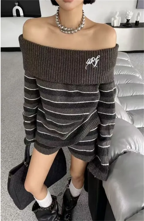 设计感条纹一字肩时尚套装女25秋冬新款休闲针织上衣配短裤两件套