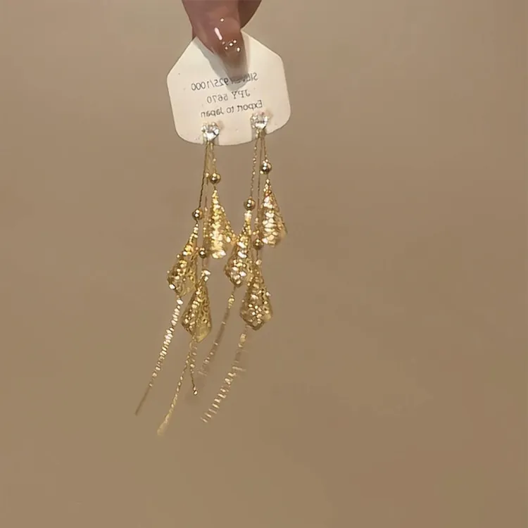 铜合金耳饰 金色镂空裙尾流苏长款耳钉女秋冬复古精致方圆脸耳饰
