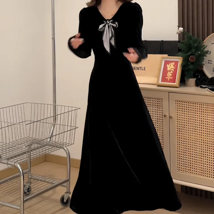 黑色高级感气质V领连衣裙长袖早秋新款大码胖MM遮肉肉显瘦收腰款 