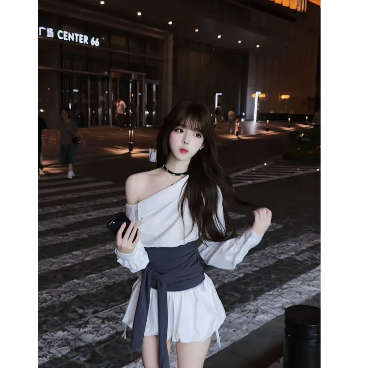 纯欲辣妹斜肩设计感收腰显瘦衬衫上衣女白色花苞短裙两件套装2025